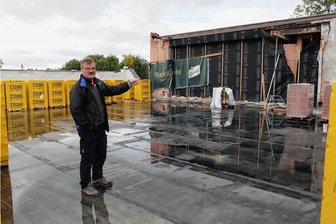 So läuft der Wiederaufbau der Ringerhalle Markneukirchen - Der Germania-Vorsitzende Jens Berndt freut sich darüber, dass die Arbeiten beim Wiederaufbau der Ringerhalle in Markneukirchen wie geplant weitergehen. 2023 soll das Bundesligateam wieder dort einziehen.