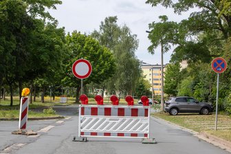 So läuft die Fahrbahnsanierung der Marie-Curie-Straße in Plauen bis Oktober - Die Marie-Curie-Straße ist von der Friedrich-Eckardt- bis zur Albert-Schweitzer-Straße gesperrt.