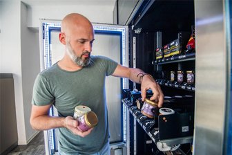 So läuft‘s im ersten 24-Stunden-Laden im Erzgebirge: Viele Kunden kommen ab 1 Uhr nachts zu „Herr Anton“ - Für Nachschub in den Automaten sorgen: Das gehört zu den regelmäßigen Aufgaben im Automatenladen „Herr Anton“ in Zwönitz. Im Bild zu sehen ist Betreiber Alexander Schnerrer.