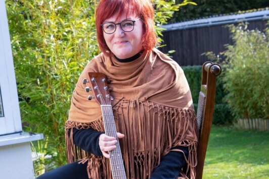 "So lange die Leute mich hören wollen" - Gudrun Lange, wie ihre Fans sie kennen: im Garten ihres Hauses in Augustusburg. 