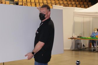 So laufen die letzten Tage im Impfzentrum - In der Stadthalle Zwickau ist der Abbau schon im Gange. Impfzentrum-Leiter Jan Fiedler packt mit an. Bis Sonntag besteht noch die Möglichkeit, sich gegen Corona immunisieren zu lassen. Das geht ohne Termin.