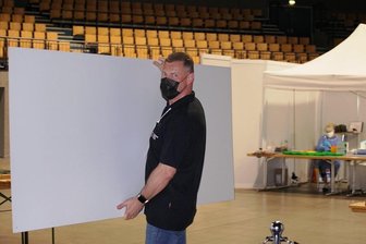 So laufen die letzten Tage im Zwickauer Impfzentrum - In der Stadthalle Zwickau ist der Abbau schon im Gange. Impfzentrum-Leiter Jan Fiedler packt mit an. Bis Sonntag besteht noch die Möglichkeit, sich gegen Corona immunisieren zu lassen. Das geht ohne Termin.