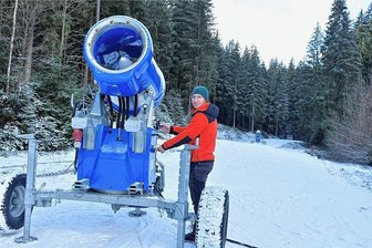 So laufen die Vorbereitungen für den Klingenthal-Weltcup am Wochenende - Insgesamt neun solche Schneekanonen sind aktuell im Einsatz. Im Bild ist Phillip Körner, der mit seiner Firma Koerner.Events beim Weltcup für den Ton und die Internetübertragung verantwortlich ist.