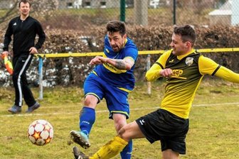 So laut wie in den glorreichen Zeiten - Per Heber erzielte Stephan Müller (links), der sich hier gegen Toni Schwedler vom FSV Pockau-Lengefeld durchsetzt, das 3:1 für Lauterbach. Nach vielen Stationen wie Annaberg, Olbernhau und Marienberg lässt der Angreifer seine Laufbahn bei seinem Heimatverein erfolgreich ausklingen.