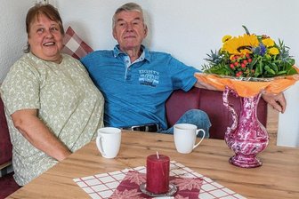 So lebt es sich im teuersten Sanierungsprojekt der Gebäudewirtschaft Zschopau - Petra und Dietmar Hilbert genießen vom zweiten Stockwerk den Blick von ihrer Küche auf den Balkon.