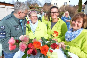 So liebevoll überrascht Breitenau die Frauen - „Rosenkavalier“ Thomas Flick beschenkt Angela Villlwock, Susann Braune und Jacqueline Flick mit einer Rose. Dazu gibt es ein Gläschen zum Anstoßen auf dem Breitenauer Dorfplatz.
