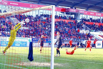 So lief das Bezirksderby zwischen dem FSV Zwickau und dem Chemnitzer FC und so unterschiedlich bewerten es die Trainer - Mit Klasseparaden hielt CFC-Torhüter Daniel Adamczyk vor toller Kulisse sein Team im Spiel.