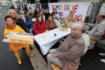 So lief das Demo-Geschehen am Sonntag in Plauen - Marianne Adler und Katja Richter hatten ein Nachbarschaftscafé auf die Beine gestellt.