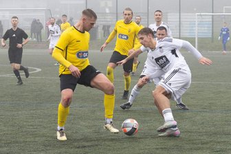 So lief das Derby in der Fußball-Sachsenklasse zwischen dem VfB Schöneck und dem SC Syrau - Jan Luderer (links), einer von zwei Doppeltorschützen des VfB Schöneck, im Zweikampf mit dem Syrauer Tom Limmer.