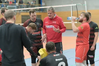 So lief das Gipfeltreffen der Volleyball-Regionalliga Ost - Der Krostitzer Trainer André Quasdorf befindet sich mit seinem Team auf dem besten Weg, den Titel in der Regionalliga Ost zu gewinnen.
