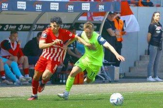 So lief das letzte Drittligaspiel des FSV Zwickau: Gänsehaut, Traumtor und ein Remis zum Abschied - Zwickaus Johan Gómez gegen Münchens Fabian Greilinger.