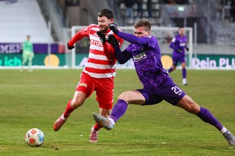 So lief das Testspiel des FC Erzgebirge Aue gegen Union Berlin: „Sollten es nicht überbewerten“ - Anthony Barylla (r.) gegen Union-Angreifer Oliver Burke.
