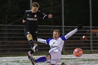 So lief das Testspiel des FSV Zwickau beim VfB Empor Glauchau - Resoluter Einsatz: Glauchaus Abwehrspieler Michael Groß (rechts) und seine Teamkameraden machten es dem FSV Zwickau am Dienstagabend nicht leicht. Das bekam in dieser Szene auch Louis Schädel zu spüren.