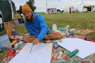 So lief das von Vogtländern organisierte Festival „Licht im Herzen“ in Stelzen - Seelenbilder malte beim Festival in Stelzen Sven Hühnchen, der von der Insel Rügen kam.