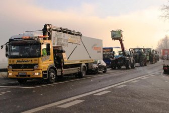 So lief der Bauernprotest am Dienstag im Vogtland: Eisige Temperaturen, gereizte Stimmung und ein Lob von der Behörde - Auf der S 198 nahe der Anschlusstelle Treuen staute sich am späten Vormittag der Verkehr bis kurz vor Treuen.