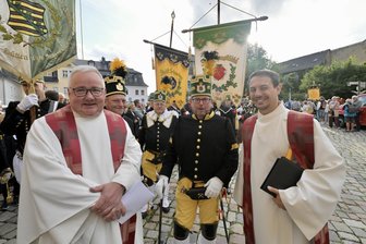 So lief der Bergstreittag in Schneeberg: Bergparade, Genussmeile und „Glück auf“-Gesänge - Pfarrer Frank Meinel empfing die Bergparade an der St.-Wolfgang-Kirche in Schneeberg.