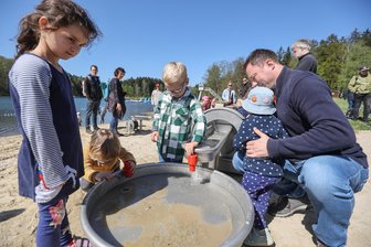 So lief der durchwachsene Sommer am Stausee Rabenstein - Ralph Hofmann mit seinen Kindern zählte zu den Gästen der diesjährigen Saisoneröffnung.