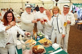 So lief der Feiermarathon in der Region - Vorsicht bei roten Getränken und drohenden Matsch-Spritzern: Stilecht geht auch wieder das Dinner in Weiß über die Bühne.