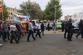 So lief der Kundgebungssamstag in Zwickau - Der Tross der Bürgeroffensive Deutschland kam auch am Neumarkt vorbei, wo er auf die Teilnehmer der Gegenveranstaltungen traf.