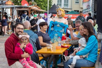 So lief der „Plauener Herbst“ mitten im August: Bleibt es jetzt dauerhaft beim Sommer-Termin? - Prinzessin Zelda auf dem Altmarkt: Die unter dem Künstlernamen Mishara Kusei auftretende Michele Kilisch zog am Samstagnachmittag zum „Plauener Herbst“ viele Blicke auf sich.