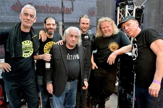 So lief der Sonntag beim Zwickauer Stadtfest: Dienstälteste deutsche Rockband setzt im Regen krönenden Schlusspunkt - Die Stern Combo Meißen beim Zwickauer Stadtfest im Backstage-Bereich der Kornmarkt-Bühne. In der Mitte Gründungsmitglied Martin Schreier.