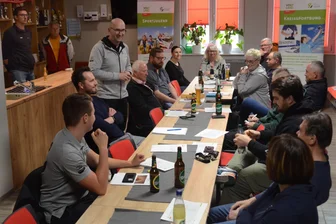 So lief der Vereinsstammtisch in Lengenfeld: Anzahl an Sportlern und Fördertöpfe im Vogtland wachsen nicht gemeinsam - Michael Degenkolb (am Tisch stehend), der Geschäftsführer des Kreissportbundes Vogtland, begrüßt hier die Teilnehmer des Vereinsstammtischs in den Räumen der Lengenfelder Kegelbahn.