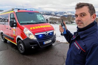 So lief der Warntag: Ein erstes Fazit aus dem Erzgebirge - Gemeindewehrleiter Sebastian Hilbert hat während des bundesweiten Warntags in Großrückerswalde eine mobile, digitale Sirenenanlage getestet, die überall Sprachdurchsagen ermöglicht. 