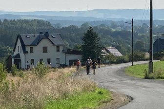 So lief die 4. Bad Brambacher Wanderung - Wer die Hitze zur Wanderung nicht scheute, wurde mit Ausblicken belohnt, wie hier in Feldpöhl Richtung Fleißen.