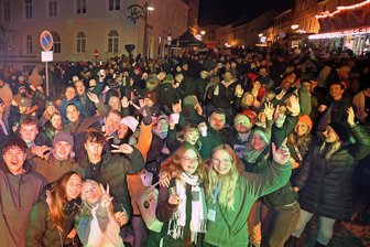 So lief die Après-Ski-Fete in Treuen: „Das findet nur statt, weil alle Bock darauf haben“ - So erlebt man die Treuener Königstraße selten: Hunderte Besucher feierten am Freitag eine feuchtfröhliche Après-Ski-Party.