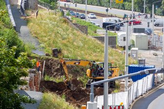 So lief die Bombensuche in Plauen - Am Schlosshang in Plauen liefen seit Freitagmorgen Arbeiten, um mögliche Weltkriegsbomben freizulegen.