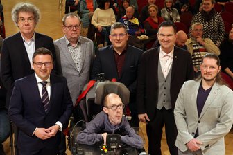 So lief die Debatte zur Bundestagswahl der „Freien Presse“ in Zwickau: Von der Brühlette bis zur ernsten Lage im VW-Werk - Sie diskutierten: vorn von links Carsten Körber (CDU), Manuel Schramm (Bündnis 90/Die Grünen), und Patrick Leonhardt (Linke) sowie hinten von links Matthias Moosdorf (AfD), Heiko Döhler (BSW), Jens Juraschka (SPD) und Nico Tippelt (FDP) .