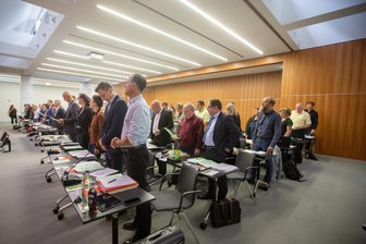 So lief die erste Sitzung des neuen Vogtland-Kreistages: Drei Überraschungen zum Auftakt - Die Kreisräte gelobten „Treue der Verfassung, Gehorsam den Gesetzen und gewissenhafte Erfüllung meiner Pflichten“. Sie sind für fünf Jahre gewählt.