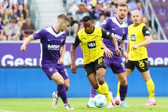 So lief die Fußball-Party des FC Erzgebirge Aue gegen Borussia Dortmund - Aues Anthony Barylla im Zweikampf mit Dortmunds Youssoufa Moukoko, dahinter Boris Tashchy (FCE) und Julian Ryerson (von links).