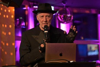So lief die große Fliegerbauer-Show: Was dem Zwickauer Baulöwen stinkt und welchen Schatz er heben möchte - Schwarzer Hut und schwarze Handschuhe: Kurt Fliegerbauer in der Villa Mocc. Am Freitagabend trat er noch einmal auf.