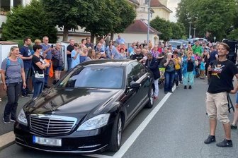 So lief die Querdenker-Kundgebung - Kundgebung der Querdenken-Bewegung am Wartburgplatz in Plauen: Bodo Schiffmann (am Mikrofon) begrüßt die Teilnehmer.