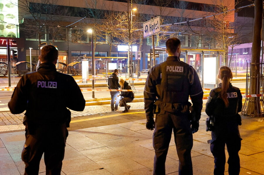 So lief die Silvesternacht in Chemnitz für die Polizei - Polizeibeamte am Tatort im Chemnitzer Stadtzentrum