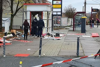 So lief die Sprengung eines Geldautomaten in Plauen: Staatsanwaltschaft spricht von „mafiösen Strukturen“ - Erstaunte Polizeibeamte begutachten im November 2022 das Trümmerfeld rings um den Sparkassen-Container in Plauen-Chrieschwitz. Nach einer nächtlichen Explosion sind die Täter mit mehr als 50.000 Euro Bargeld geflüchtet. Jetzt aber stehen die Tatverdächtigen vor Gericht.