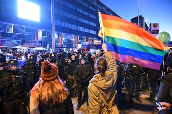 So liefen die Demos zur Kuha-Eröffnung: Aufzug der „Freien Sachsen“ zeitweise blockiert - Die Abschlusskundgebung der "Freien Sachsen" fand nicht wie geplant an den Bunten Treppen, sondern vor der Sparkasse Moritzhof statt. Schnell hatte sich der Gegenprotest dort formiert.