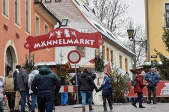 So locken die Weihnachtsmärkte in der Region - In Augustusburg wurde zum Männelmarkt eingeladen. Schauplatz des Geschehens war die Schlossauffahrt rund um das Lehngericht und das Stadthaus. "Beschaulich, familiär und pfiffig vielgestaltig, der Besuch macht Spaß", sagte Antje Krüger aus Hamburg über ihre Stippvisite. 