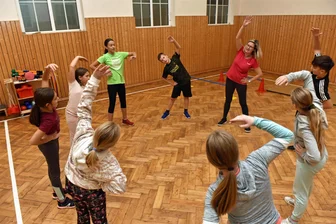 So lockt Bianca Clauß Kinder in Oederan und Schönerstadt vom Sofa - Bianca Clauß beim Aufwärmen der Gruppe der 4. bis 8. Klassen in Schönerstadt.