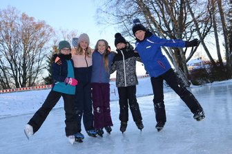 So macht der Winter Spaß: Vogtländer bauen sich ihre eigene Eisbahn - Nicht nur die Syrauer Kinder freuen sich über die Eisfläche.