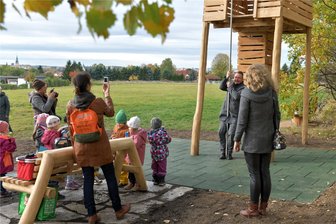 So macht die Montanregion Spaß – Mitmach-Weg in Freiberg hat das Zeug zum Geheimtipp - Kinder der Freiberger Kita „Das Spielhaus“ nahmen am Donnerstag den Familienwanderweg in Besitz. Hier die Station mit einem Spielturm in Form eines Förderturms. Auch Oberbürgermeister Sven Küger (hinten) ließ es sich nicht nehmen, mal an der Kletterstange aus einer Höhe von ungefähr drei Metern herunterzurutschen.