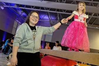So macht Sport Spaß: Warum die fünfjährige Lotta in Auerbach im Prinzessinnen-Kleid über den Balken schwebt - Die fünfjährige Lotta Kunath schwebte in Prinzessinnenrobe über den Balken - Vanessa Raupach vom CCV half den kleinen und größeren Besuchern in der Auerbacher Schloss-Arena.