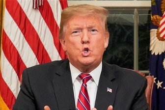 So mauert Trump - Donald Trump bei seiner Rede an die Nation am Dienstagabend. Es geht ihm vor allem um den geplanten Mauerbau an der Grenze zu Mexiko. Der US-Präsident will dem neuen Staatsetat nur dann zustimmen, wenn darin 5,7 Milliarden Dollar für den Mauerbau bereitgestellt werden. Das hat Folgen für 800.000 Bundesbedienstete: Aufgrund der Haushaltssperre werden sie seit drei Wochen nicht mehr bezahlt.