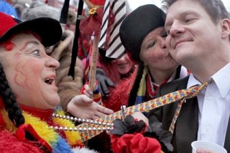 So meistern Sie die tollen Tage - Den Schlips abzuschneiden, gilt als ganz gewöhnliche Sachbeschädigung. Zur Weiberfastnacht hat dieser Brauch jedoch meist keine rechtlichen Folgen.