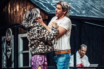 So modern kann Oper sein: „Der Bajazzo“ und sein Incel feiern Premiere in Chemnitz - Eine toxische Beziehung: Akiho Tsujii als Nedda, Daniel Pataky als Canio und Thomas Essl als Tonio in der Oper „Der Bajazzo“.