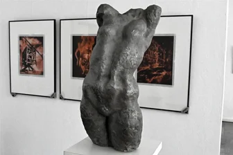 So modern war die Kunst in der DDR: Gellert-Museum Hainichen zeigt Werke aus der früheren Neubauschule „Maxim Gorki“ - Der Frauentorso von Harald Stephan kam von der Gorki-Schule in Hainichen ins Schulzentrum am Lutherplatz. Er ist nun in der Ausstellung im Gellert-Museum zu sehen und hat dabei gleich einen neuen Sockel erhalten.