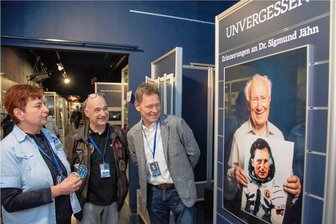 So pflegt die Raumfahrtschau das Erbe von Sigmund Jähn - Sigmund Jähn ist in der Ausstellung präsenter denn je: Karin Schädlich (links) führte zum Raumfahrttag im vorigen Jahr Hans-Jörg Königsmann (rechts) und Volker Schmid (Mitte) vom Deutschen Zentrum für Luft- und Raumfahrt durch die Raumfahrtschau. 