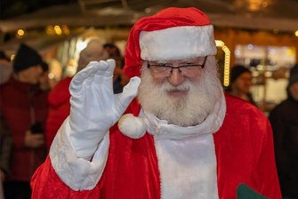 So plant Auerbach den Weihnachtsmarkt - Ein Weihnachtsmännertreffen wird es dieses Jahr nicht geben, aber Heinz Wüst, Auerbachs Weihnachtsmann vom Dienst, wird regelmäßig auf dem Weihnachtsmarkt unterwegs sein.