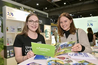 So präsentiert sich Zwickau auf der Caravaning-Messe in Leipzig - Touristik & Caravaning Leipzig 2024 – im Bild Julia Schaller vom Tourismusverband Chemnitz-Zwickau Region (li.) und Luisa Wild aus Zwickau.